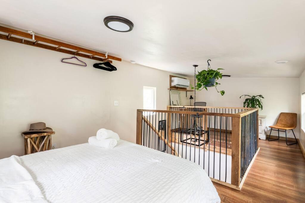 Cozy Coop Casita - Lake Travis-Hot Tub-Tiny House客房内的一张或多张床位