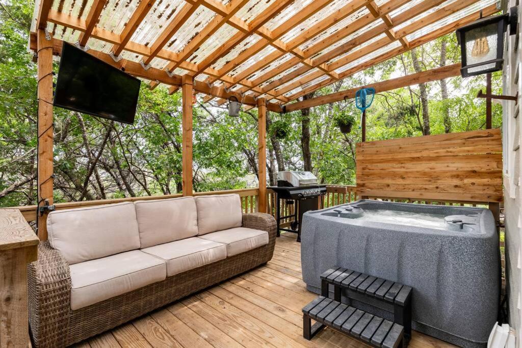 Cozy Coop Casita - Lake Travis-Hot Tub-Tiny House的电视和&#47;或娱乐中心