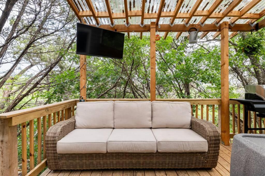 Cozy Coop Casita - Lake Travis-Hot Tub-Tiny House的休息区