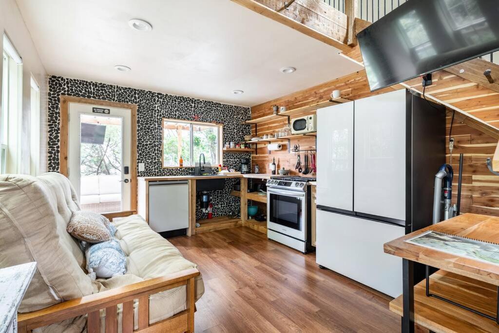 Cozy Coop Casita - Lake Travis-Hot Tub-Tiny House的厨房或小厨房