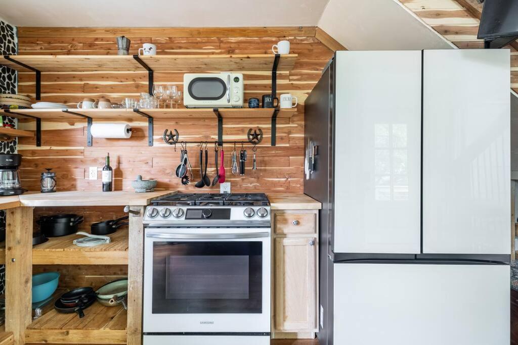 Cozy Coop Casita - Lake Travis-Hot Tub-Tiny House的厨房或小厨房
