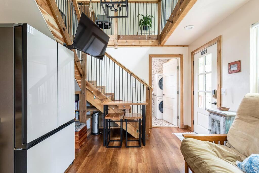 Cozy Coop Casita - Lake Travis-Hot Tub-Tiny House的休息区