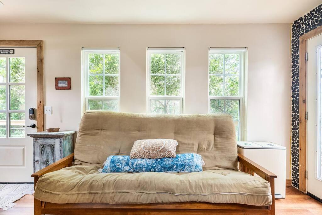 Cozy Coop Casita - Lake Travis-Hot Tub-Tiny House的休息区