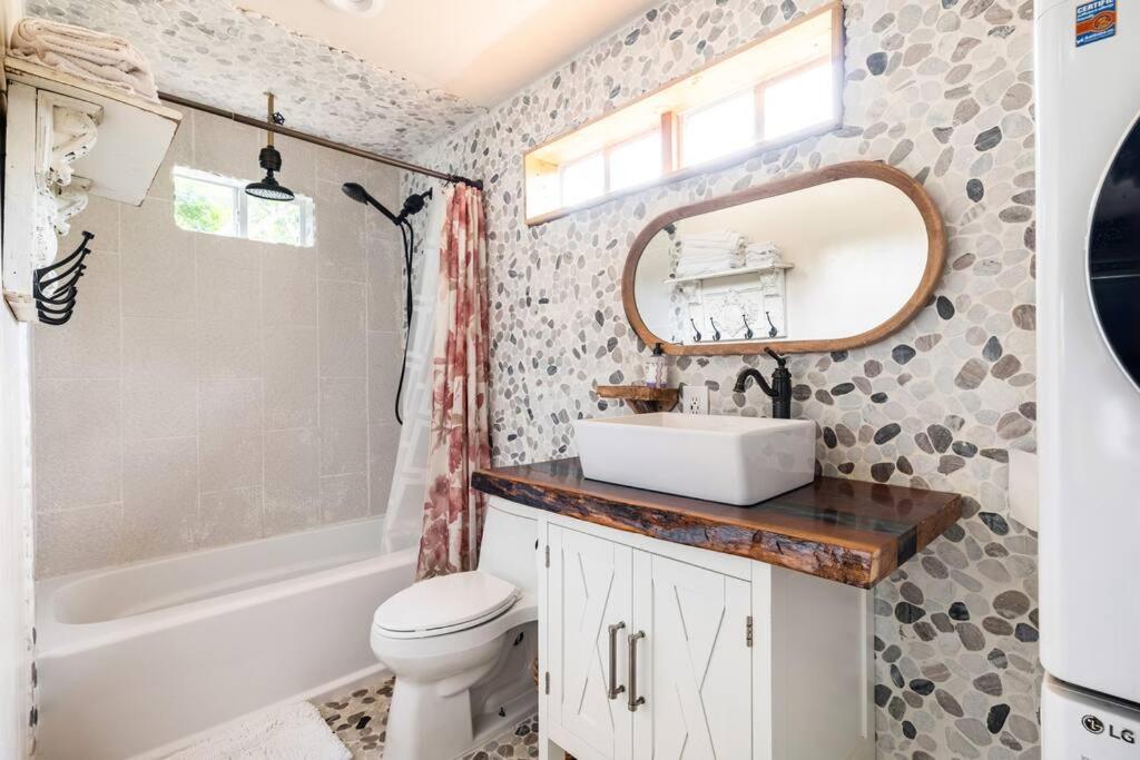 Cozy Coop Casita - Lake Travis-Hot Tub-Tiny House的一间浴室