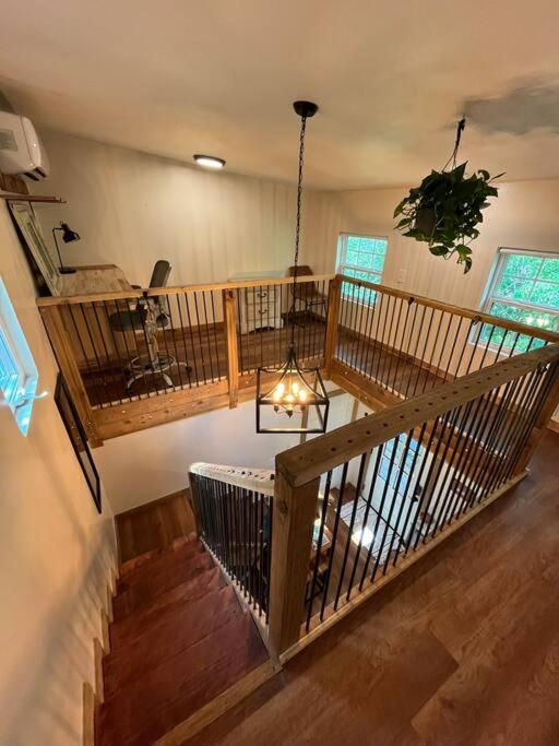 Cozy Coop Casita - Lake Travis-Hot Tub-Tiny House的休息区