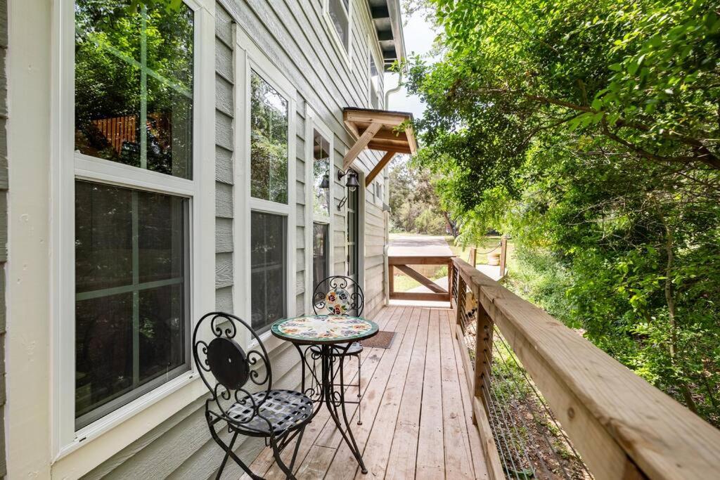 Cozy Coop Casita - Lake Travis-Hot Tub-Tiny House的阳台或露台