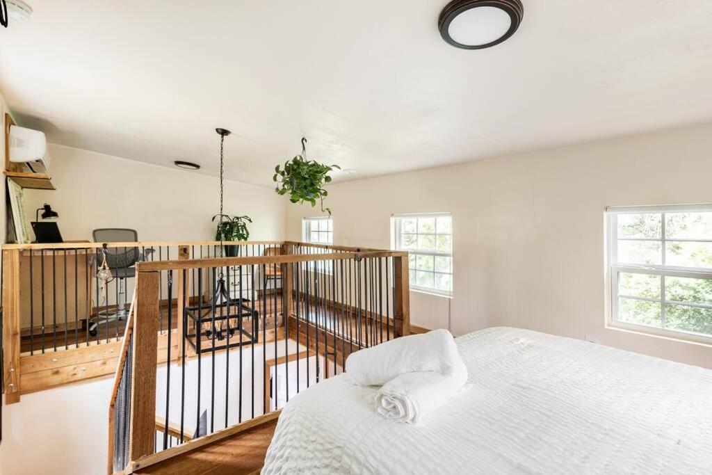 Cozy Coop Casita - Lake Travis-Hot Tub-Tiny House客房内的一张或多张床位