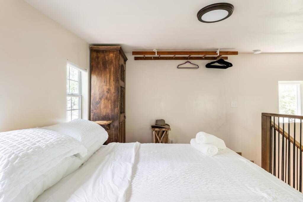 Cozy Coop Casita - Lake Travis-Hot Tub-Tiny House客房内的一张或多张床位