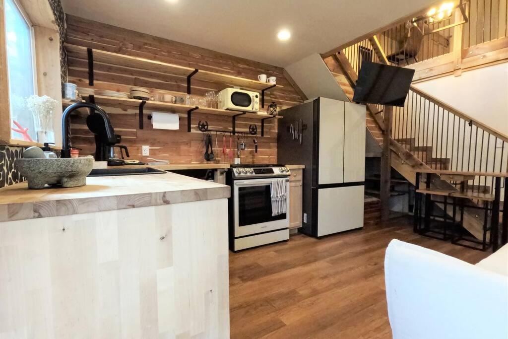Cozy Coop Casita - Lake Travis-Hot Tub-Tiny House的厨房或小厨房