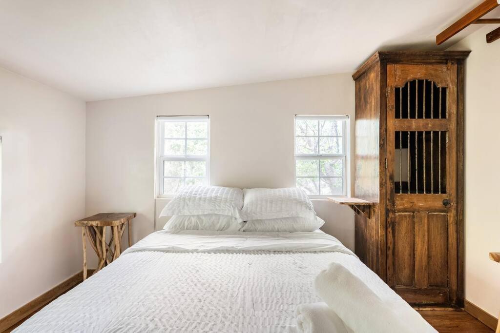 Cozy Coop Casita - Lake Travis-Hot Tub-Tiny House客房内的一张或多张床位