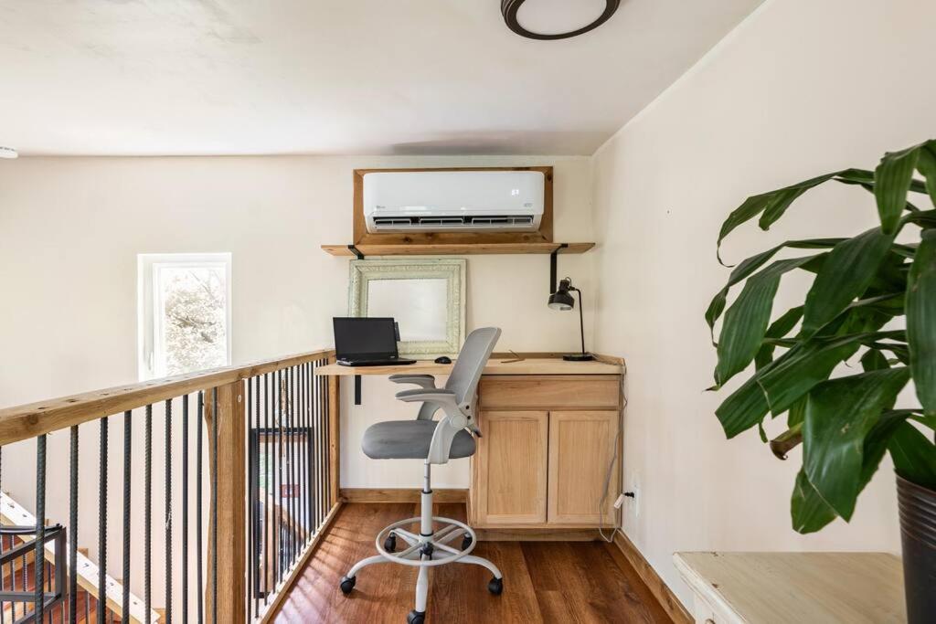 Cozy Coop Casita - Lake Travis-Hot Tub-Tiny House的厨房或小厨房