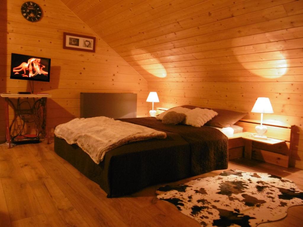 Sainte-Agnès奥科尔贝利多尼弗尔斯普拉普特尔莱斯劳克斯7号木屋旅馆的小木屋内一间卧室,配有一张床