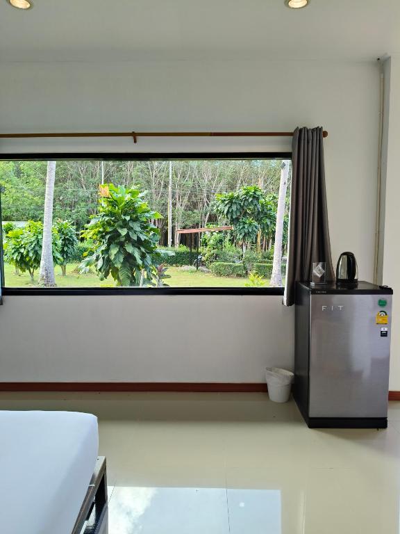 The Lodge at Koh Kood的厨房或小厨房