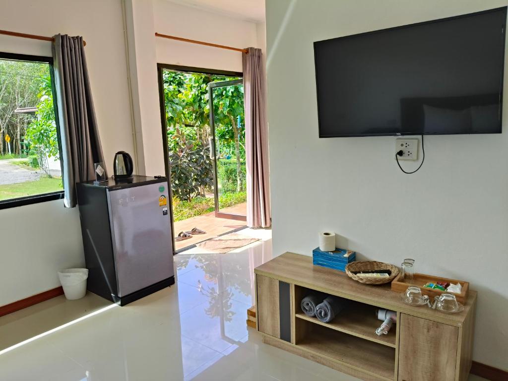 The Lodge at Koh Kood的电视和&#47;或娱乐中心