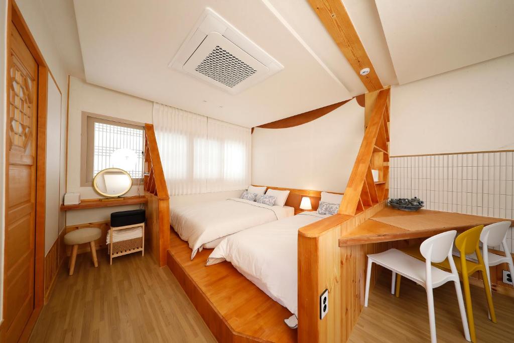 Hanok stay Mokhyang客房内的一张或多张床位