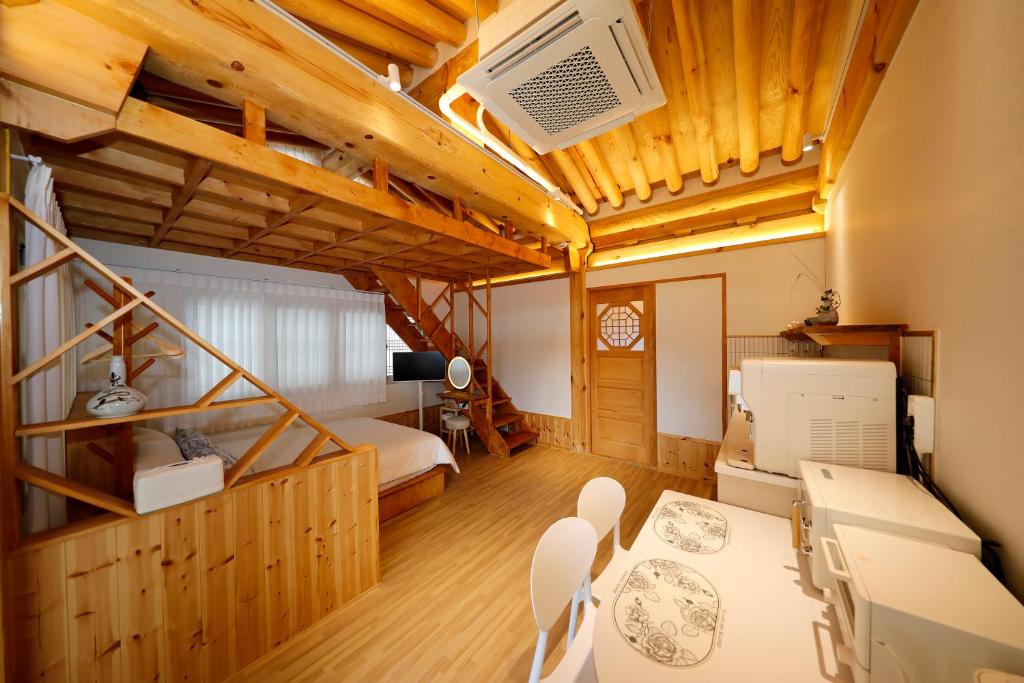 Hanok stay Mokhyang客房内的一张或多张床位