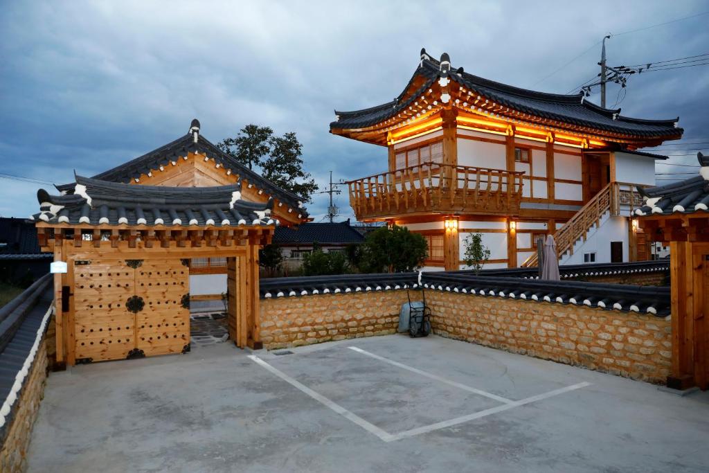庆州Hanok stay Mokhyang的一座建筑前面设有网球场