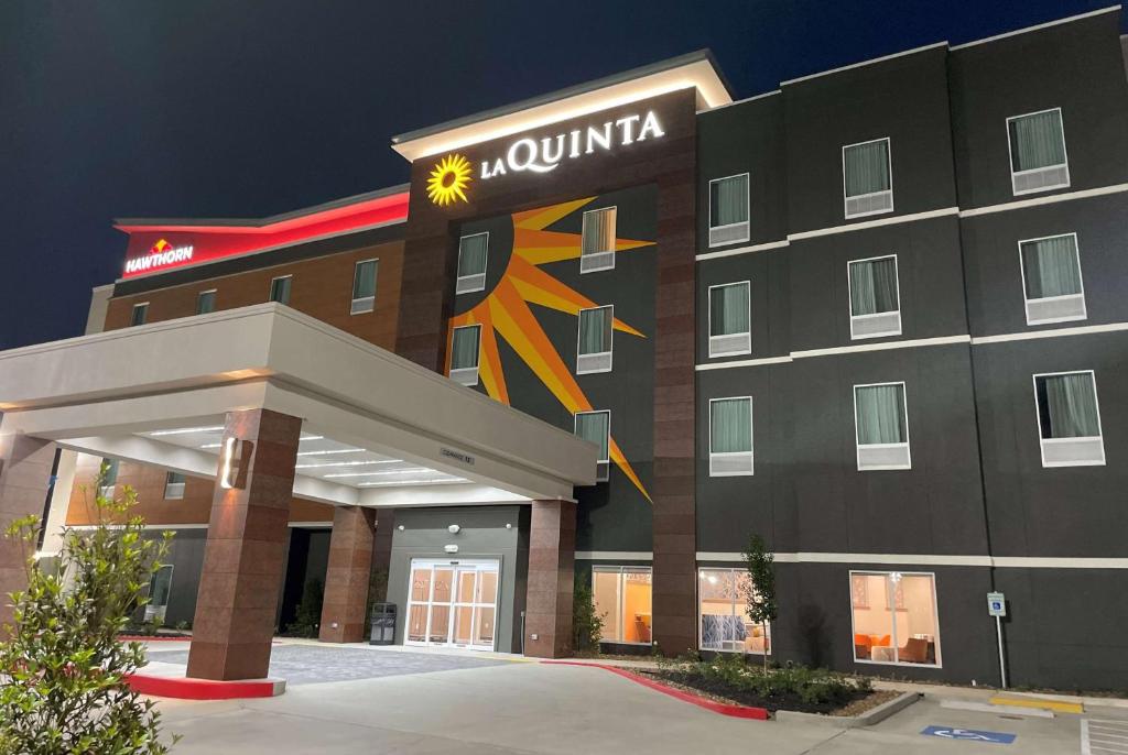 萨尔弗La Quinta Inn & Suites by Wyndham Sulphur Lake Charles的一边有标志的酒店