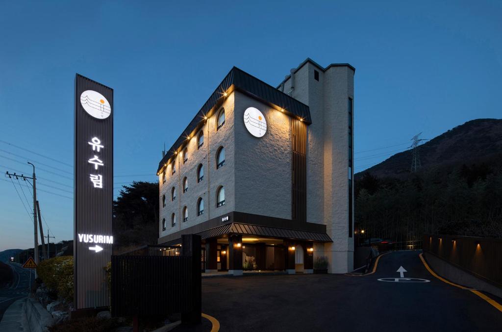 昌原市Hotel Yusurim的两座钟表的建筑物