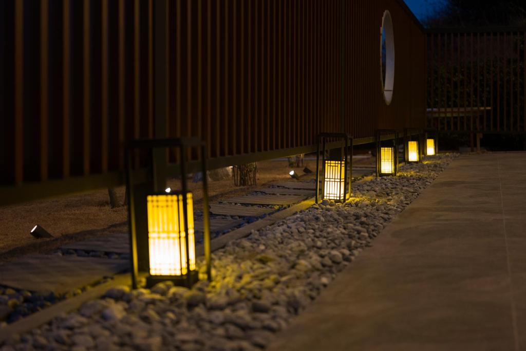 昌原市Hotel Yusurim的火车轨道上一排夜间灯光