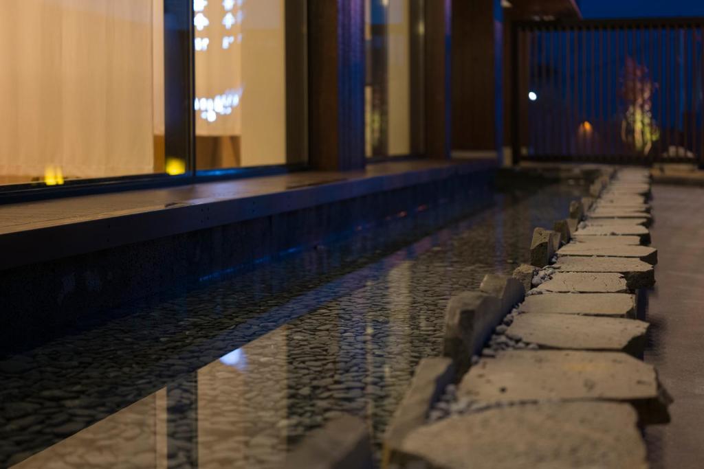 昌原市Hotel Yusurim的晚上酒店的游泳池