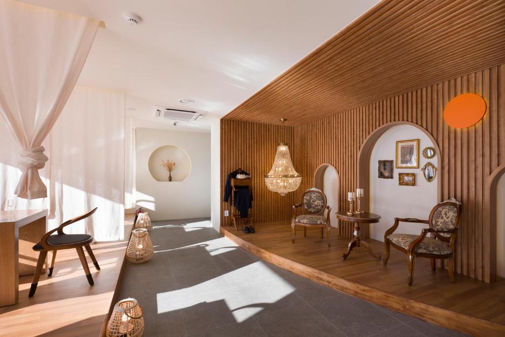 Hotel Yusurim的休息区