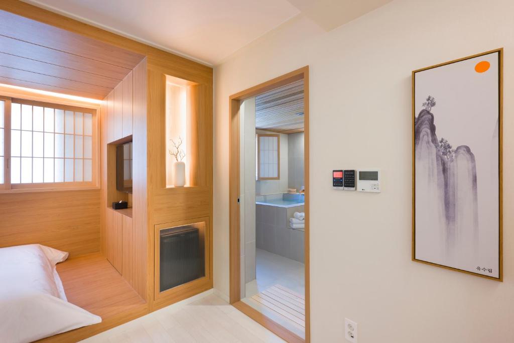 昌原市Hotel Yusurim的卧室设有通往浴室的门