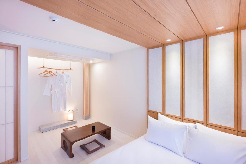 Hotel Yusurim客房内的一张或多张床位