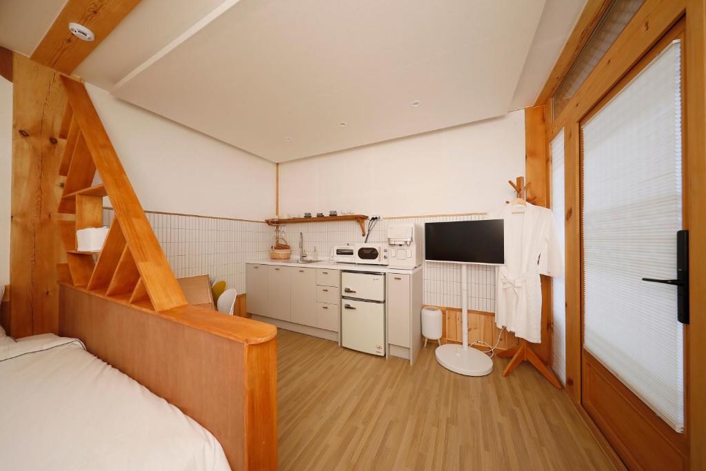 Hanok stay Mokhyang的厨房或小厨房