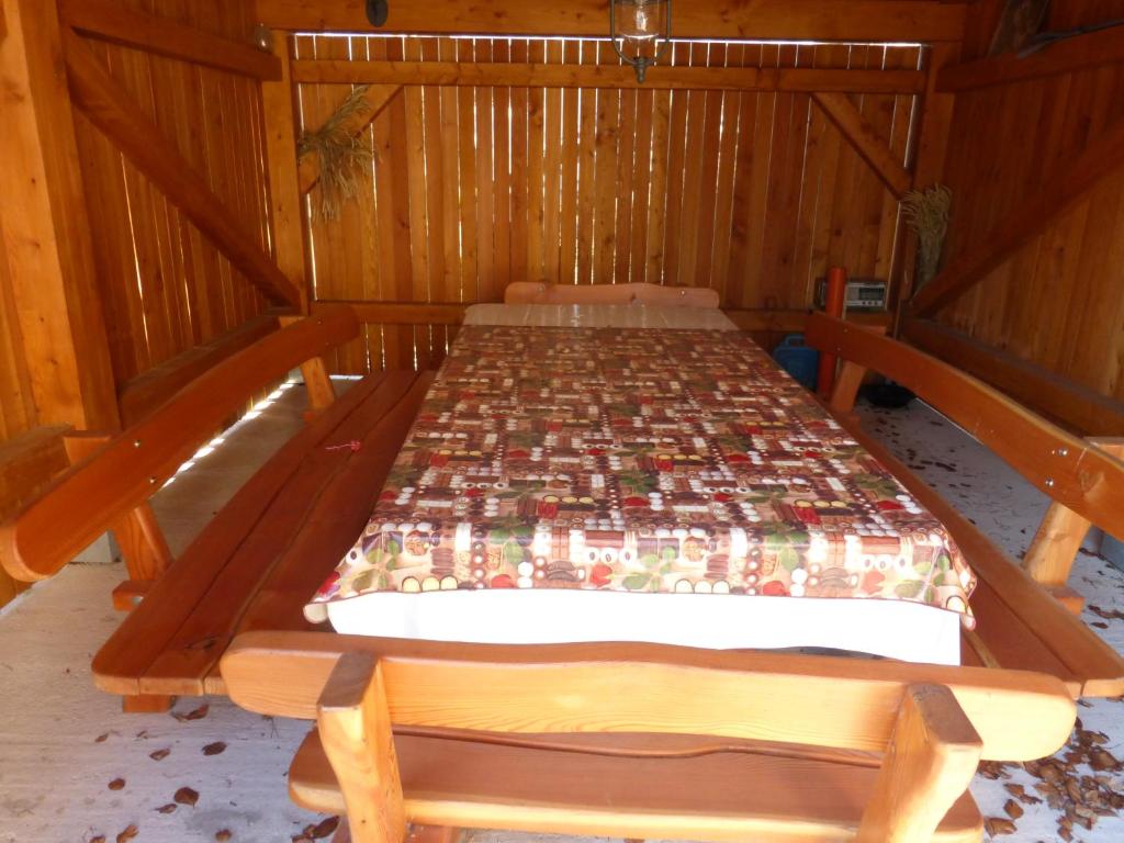 Lagolo di CalavinoCasa Pederzolli -的木制客房内的一间卧室配有两张床
