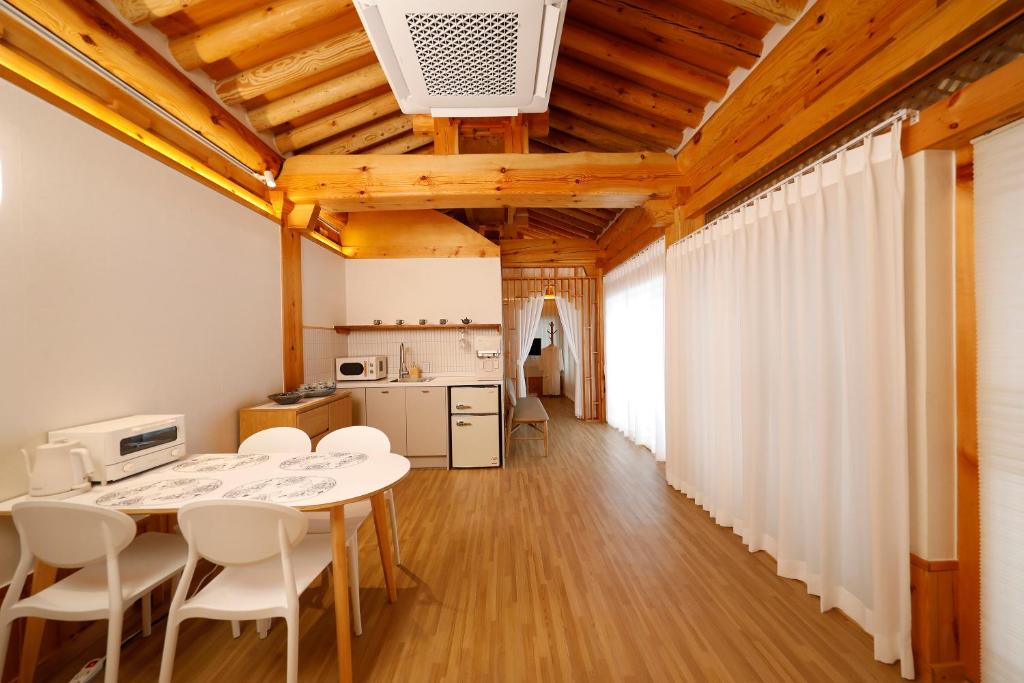 Hanok stay Mokhyang的厨房或小厨房