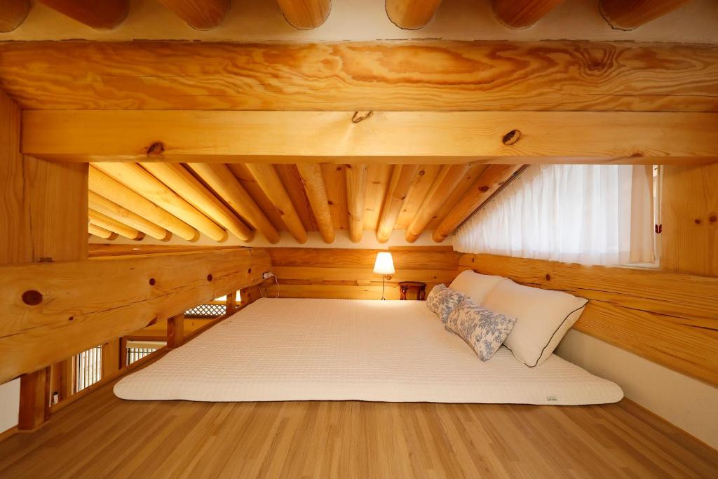 Hanok stay Mokhyang客房内的一张或多张床位