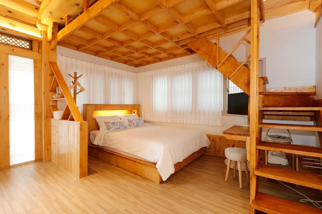 Hanok stay Mokhyang客房内的一张或多张床位