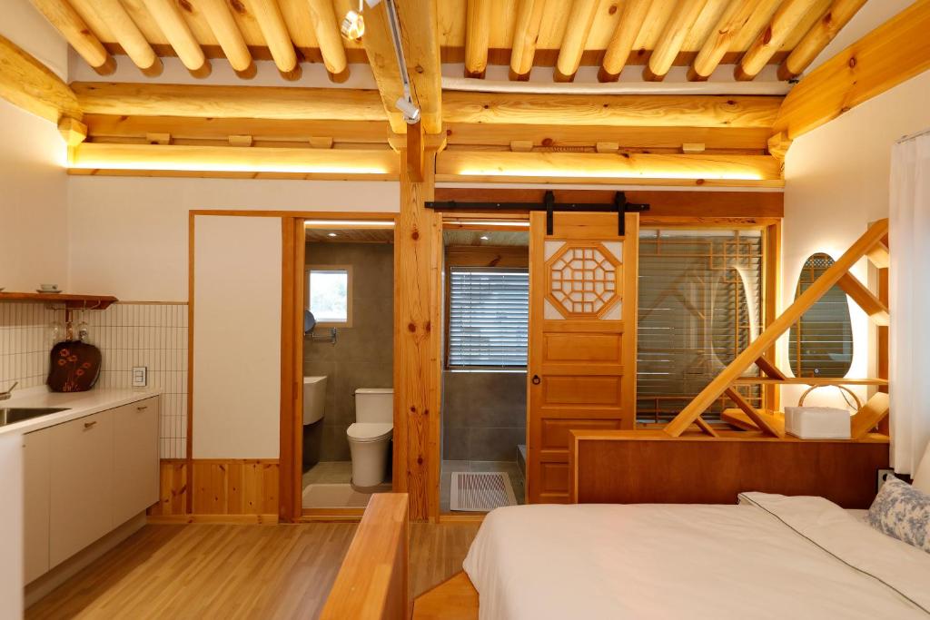 Hanok stay Mokhyang客房内的一张或多张床位