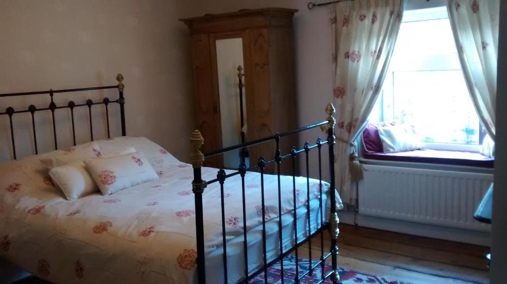 WolsinghamAngate Cottage的一间卧室设有一张床和一个窗口
