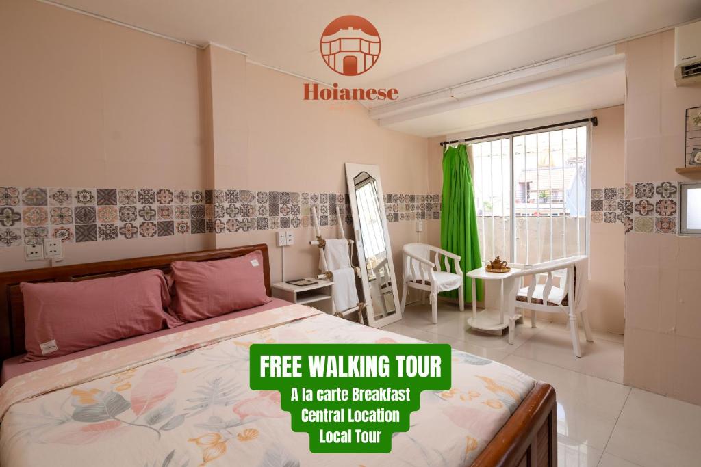 会安HY Local Budget Hotel by Hoianese - 5 mins walk to Hoi An Ancient Town的一间卧室,配有一张床,并提供免费步行游览标志