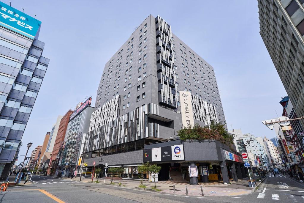 新泻HOTEL GLOBAL VIEW Niigata的一条城市街道上高大的灰色建筑