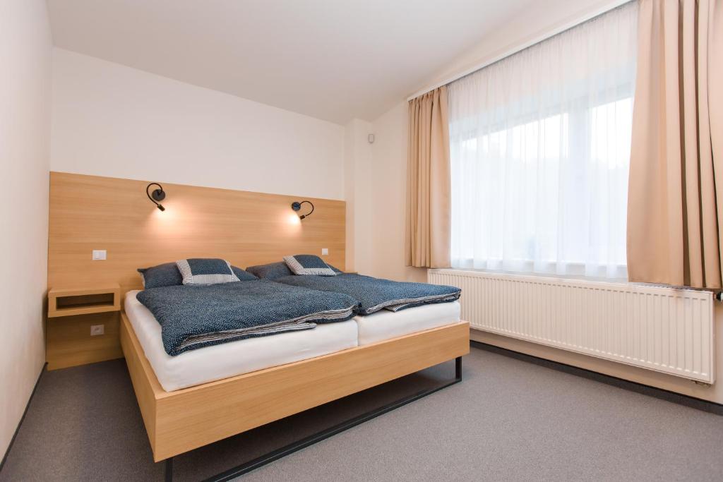 小莫拉夫卡维维诺特别墅的一间卧室设有一张大床和一个窗户。