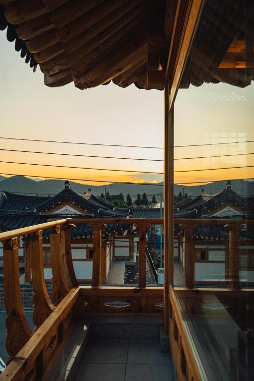 Hanok Stay Seowa的阳台或露台