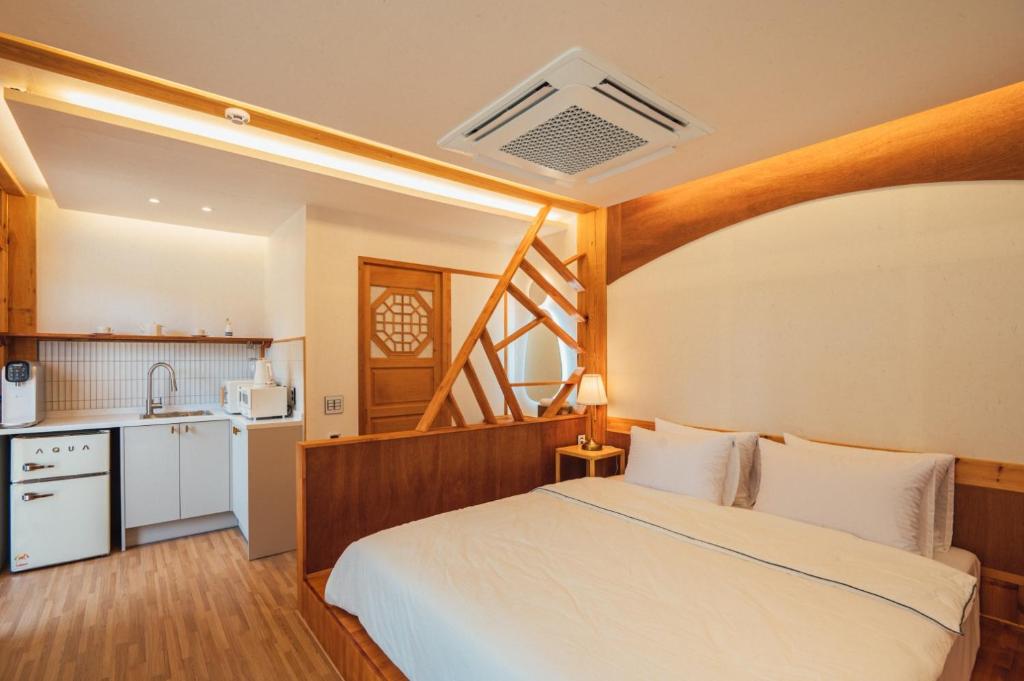 Hanok Stay Seowa客房内的一张或多张床位