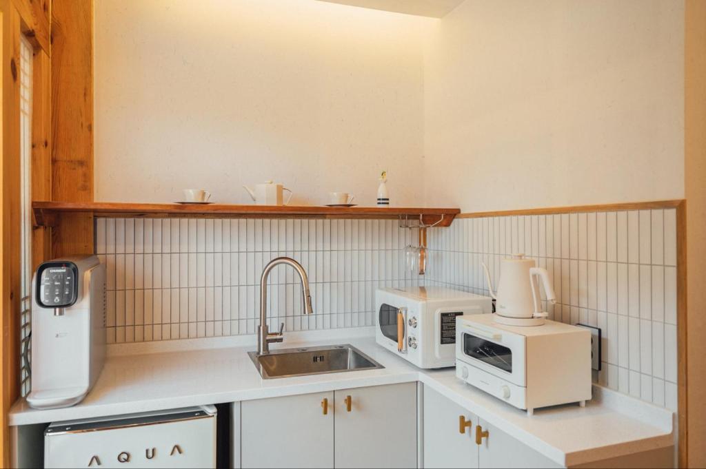 Hanok Stay Seowa的厨房或小厨房