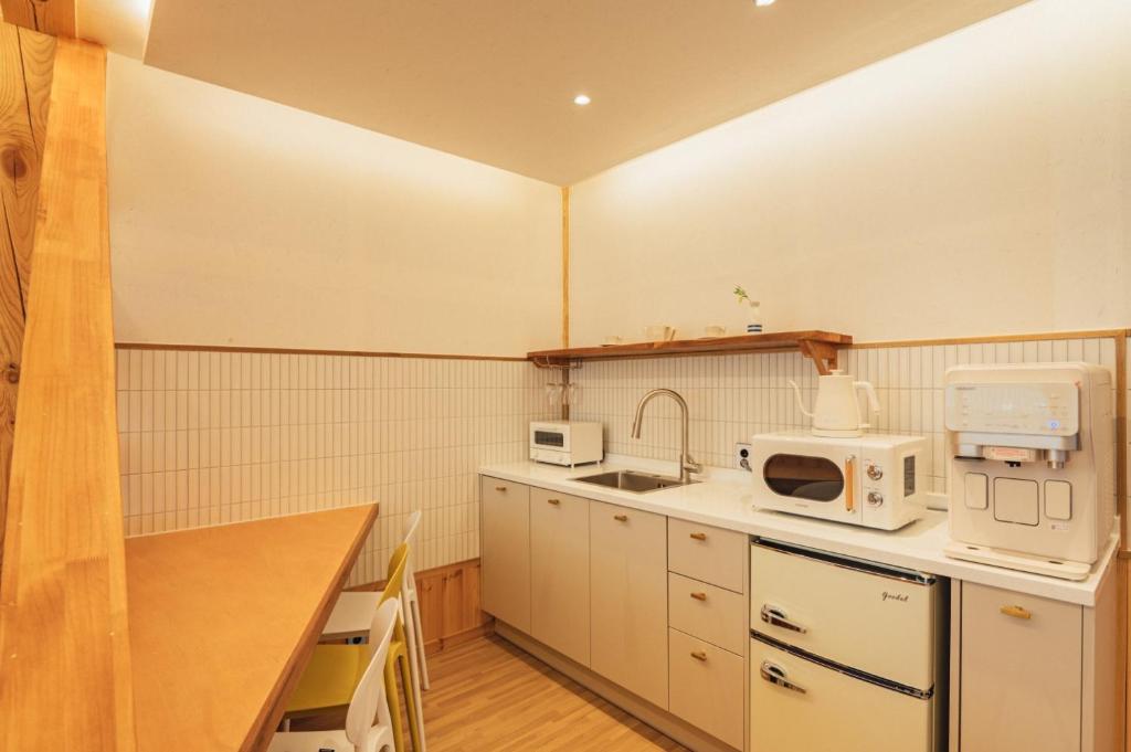 Hanok Stay Seowa的厨房或小厨房