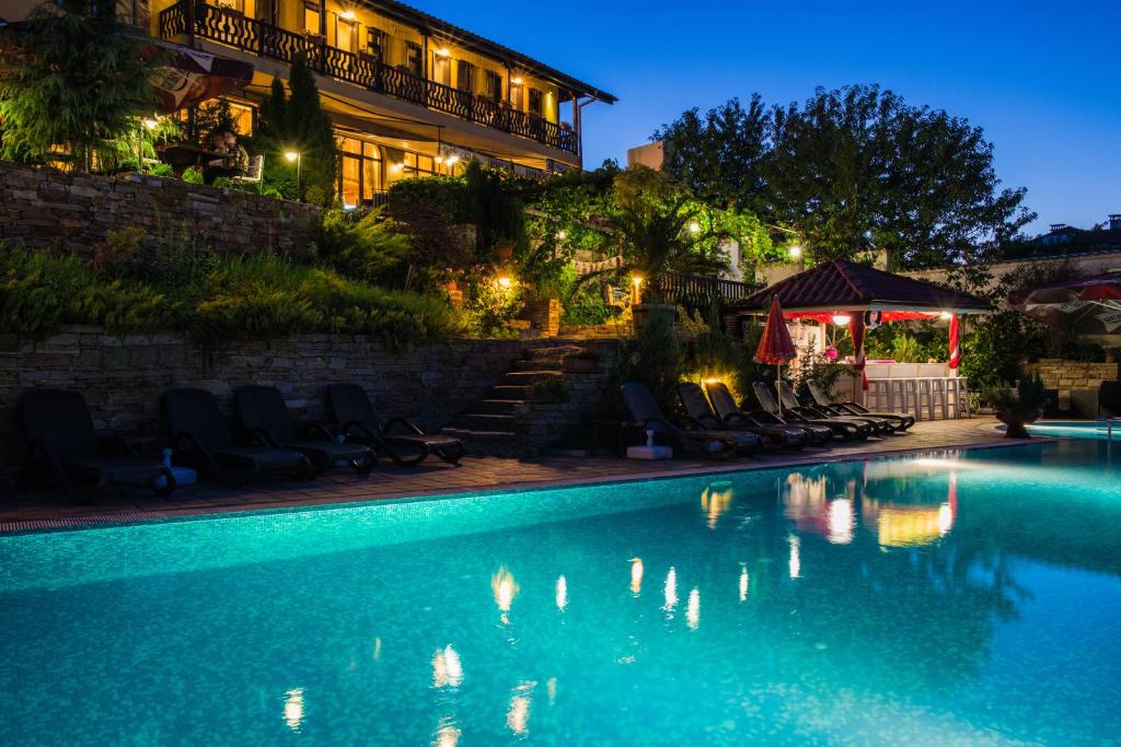 阿塞诺夫格勒池弗利卡家庭酒店的夜间在酒店前的游泳池