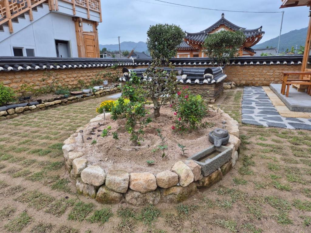 Hanok Stay Seowa外面的花园