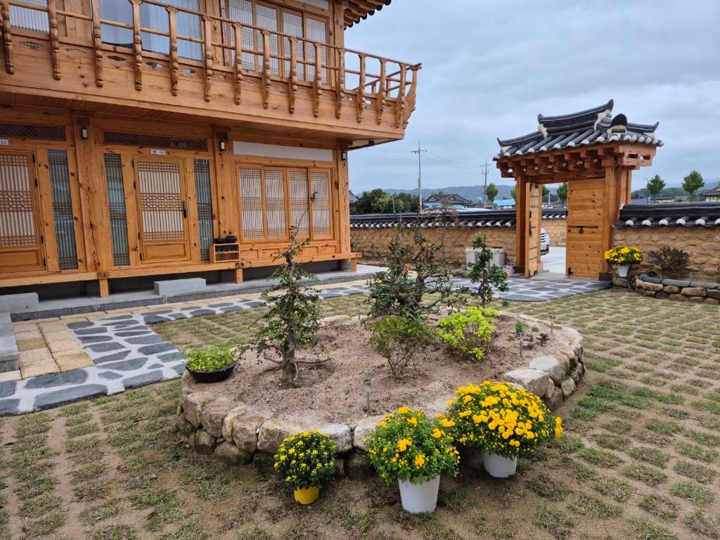 Hanok Stay Seowa外面的花园