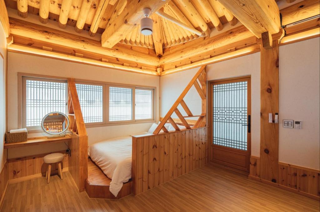 Hanok Stay Seowa客房内的一张或多张床位