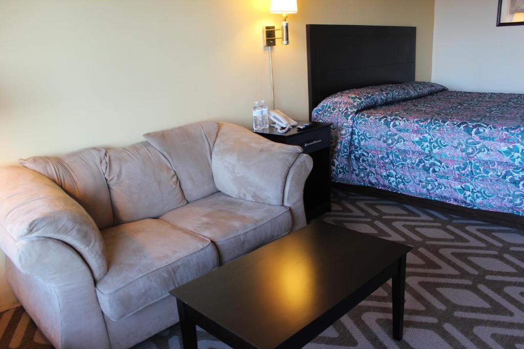 伯明翰旅途汽车旅馆的客厅配有沙发和1张床