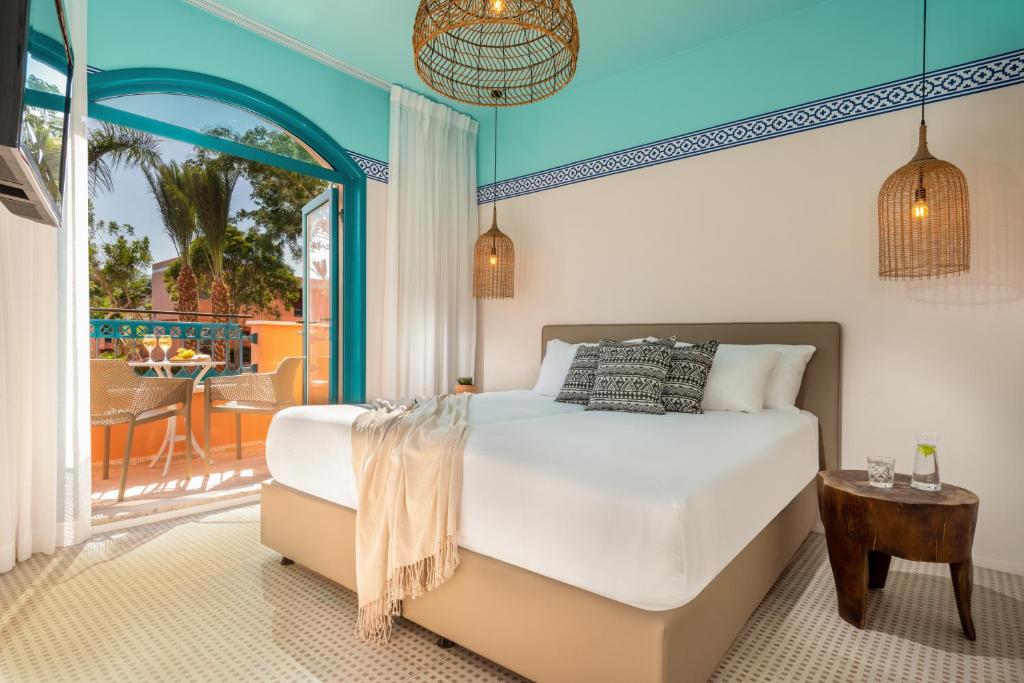 埃拉特U Splash Resort Eilat的一间带床的卧室，可欣赏庭院景观
