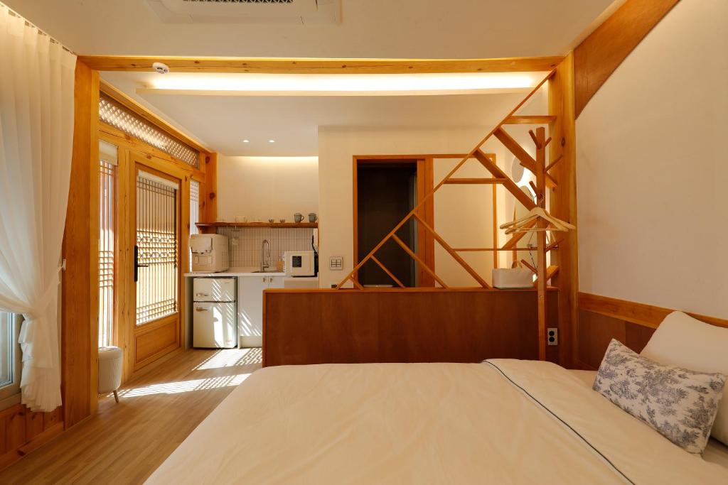 Hanok stay Mokhyang客房内的一张或多张床位