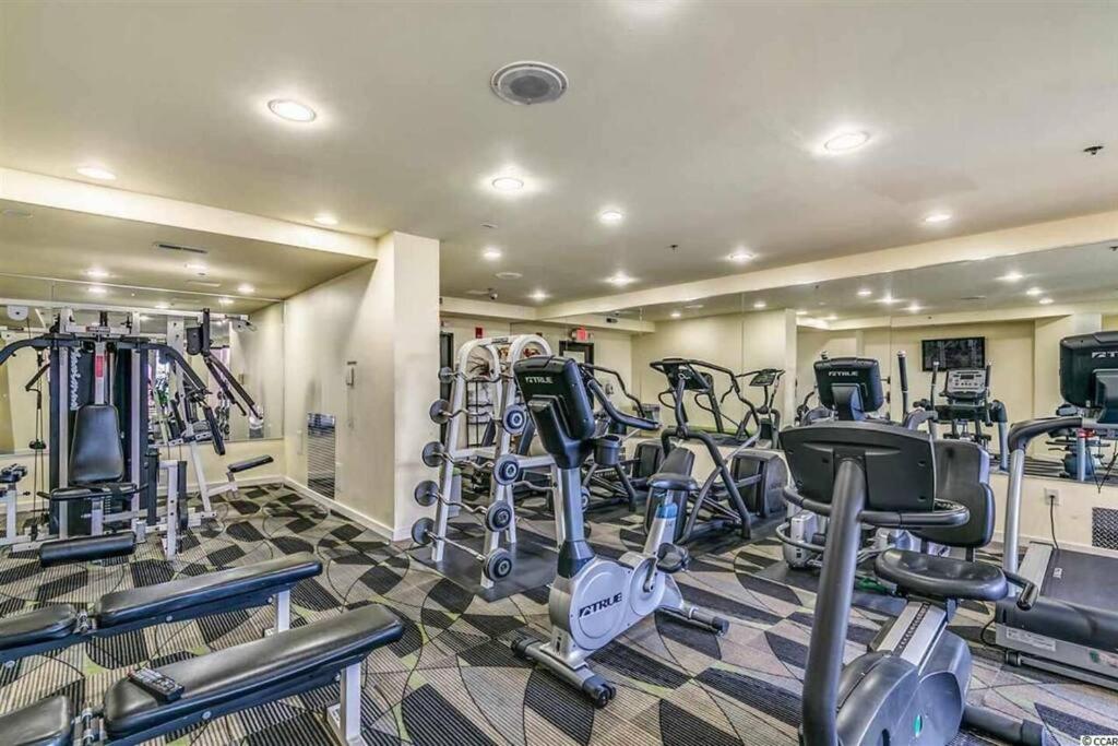 默特尔比奇Captivating Coastal Charm - Oceanview Suite! PG 504的拥有多台跑步机和有氧运动器械的健身房